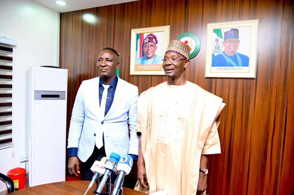 PROPHETJ_OMOTO's tweet photo. Snr. Prophet Jeremiah Omoto Fufeyin, paid a courtesy visit to the Executive Governor of Nasarawa State Nigeria π³π¬, His Excellency ENGR. ABDULLAHI A. SULE
#prophetjeremiahomoto #prophetjeremiahgeneration #MercyTV https://t.co/uHl11XQOYn