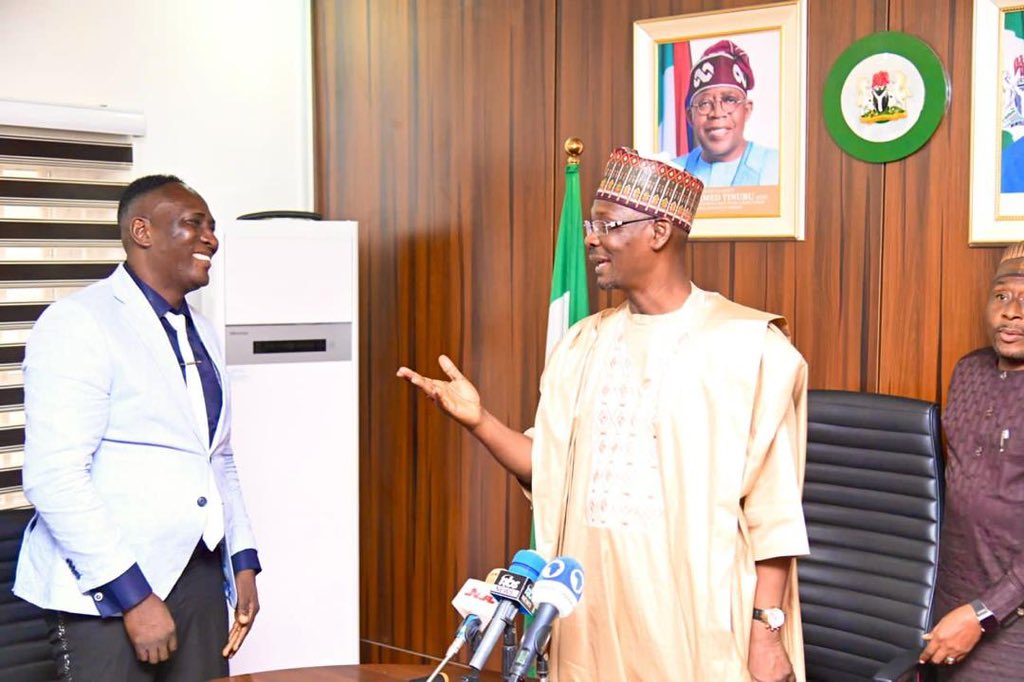 PROPHETJ_OMOTO's tweet photo. Snr. Prophet Jeremiah Omoto Fufeyin, paid a courtesy visit to the Executive Governor of Nasarawa State Nigeria π³π¬, His Excellency ENGR. ABDULLAHI A. SULE
#prophetjeremiahomoto #prophetjeremiahgeneration #MercyTV https://t.co/uHl11XQOYn