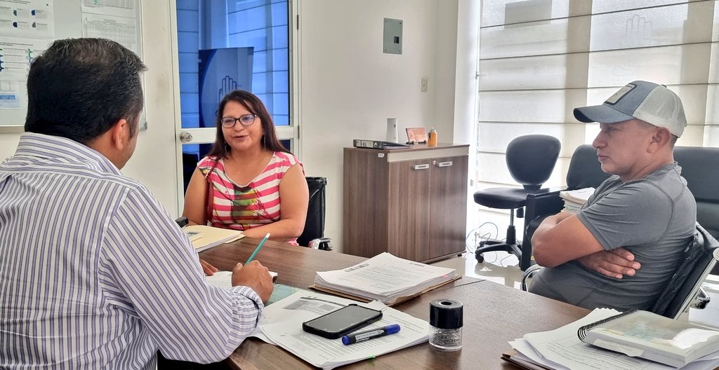 IESS_Manabi's tweet photo. #IESSatuServicio | @vzavalaz16, director provincial (e) del @IESS_Manabi, mantuvo una reunión con Margohod Corrales y Victor del Valle, presidentes nacional y provincial de la #FEUNASSC, donde establecieron acuerdos para fortalecer la gestión del Seguro Social Campesino👩🌾🧑🏼🌾. https://t.co/KQR4d8zxMm
