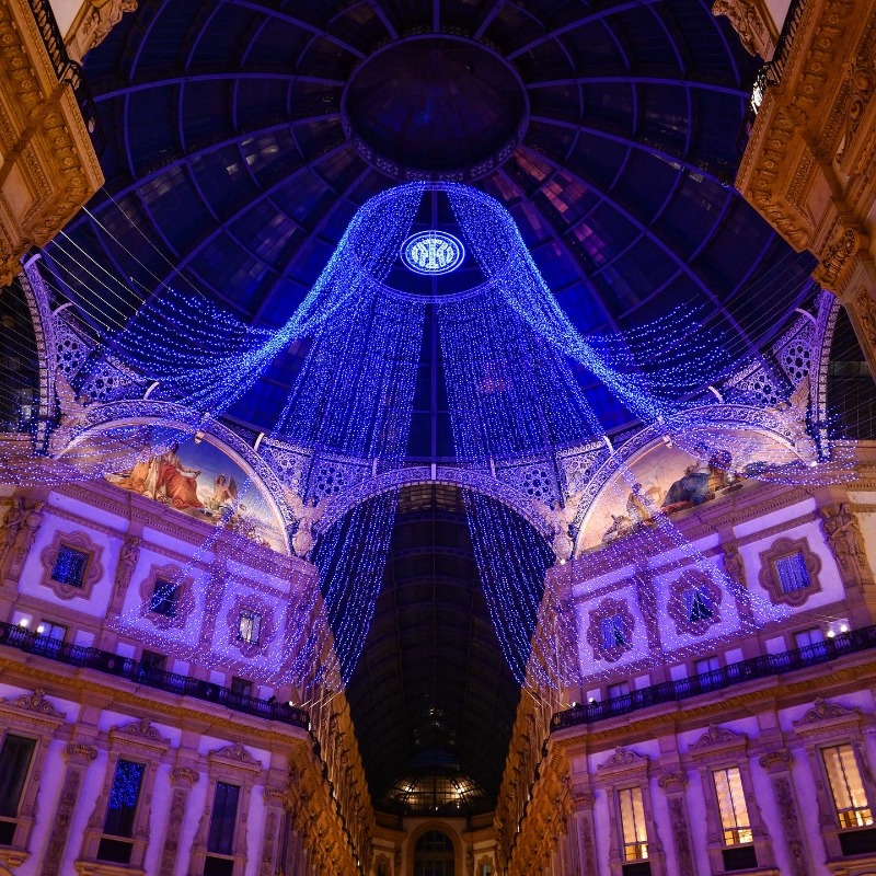 Inter's tweet photo. Sguardo in alto verso le stelle 👀✨
La cupola di Galleria Vittorio Emanuele II, uno dei luoghi più antichi e iconici di Milano, diventa una volta stellata che si tinge di nerazzurro da questa sera fino al 10 giugno 🖤💙
 
#ForzaInter #UCLFinal #UCL