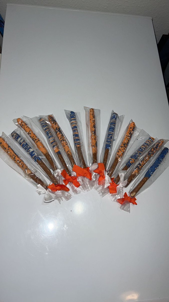 DaffDelights's tweet photo. Happy Graduation Season 🎓🥳

Chocolate covered pretzels 🥨 ✨
•
•
•
•
#graduation2023 #pretzels #chocolate #treats #vanillafrosting #buttercream #whipfrosting  #cakepops #creamcheese #homebakery #texas #springtx #woodlandstx #humbletx #conroetx #Houstontx https://t.co/Ks3QlTrZxU
