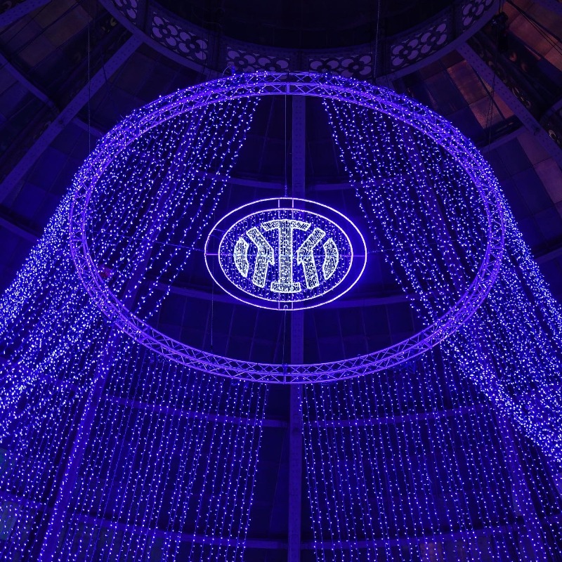 Inter's tweet photo. Sguardo in alto verso le stelle 👀✨
La cupola di Galleria Vittorio Emanuele II, uno dei luoghi più antichi e iconici di Milano, diventa una volta stellata che si tinge di nerazzurro da questa sera fino al 10 giugno 🖤💙
 
#ForzaInter #UCLFinal #UCL