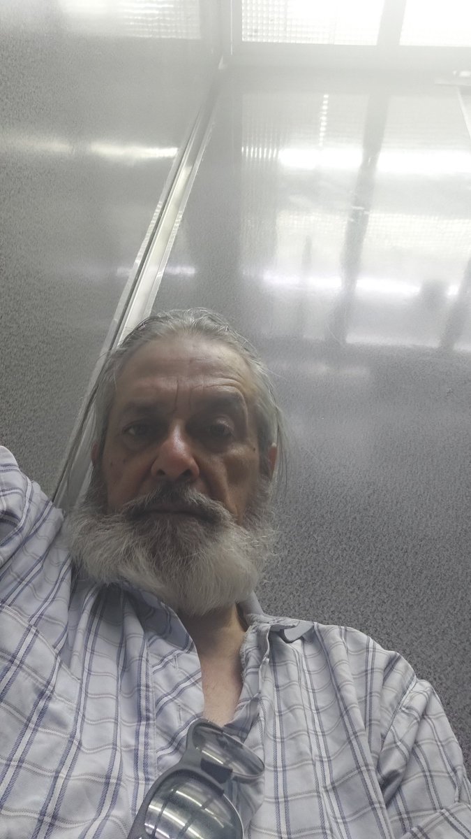 muneco001's tweet photo. Atorado en el elevador.
#AziNoAnlo. https://t.co/PIrcnpTGoo
