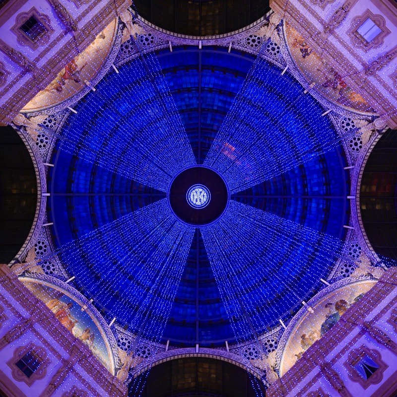 Inter's tweet photo. Sguardo in alto verso le stelle 👀✨
La cupola di Galleria Vittorio Emanuele II, uno dei luoghi più antichi e iconici di Milano, diventa una volta stellata che si tinge di nerazzurro da questa sera fino al 10 giugno 🖤💙
 
#ForzaInter #UCLFinal #UCL