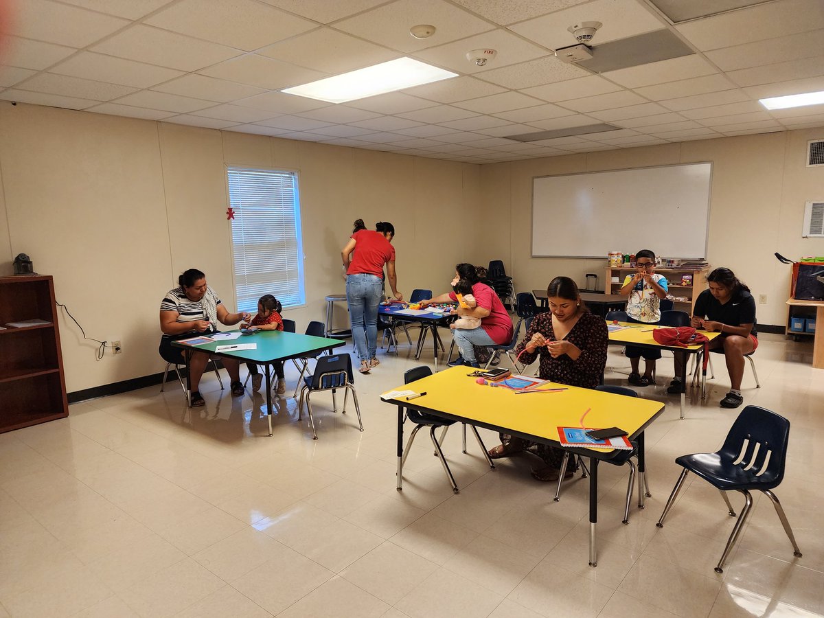 Melymel0421's tweet photo. Hinojosa and Keeble parents enjoyed a great read aloud. They learned numerous reading strategies to use at home and got to build the main character. 

@Aldine_FACE @Hinojosa_AISD
@Keeble_AISD  @teachwynn @ll_abrams @estebantam #summerrush https://t.co/jmzAw0IEoi