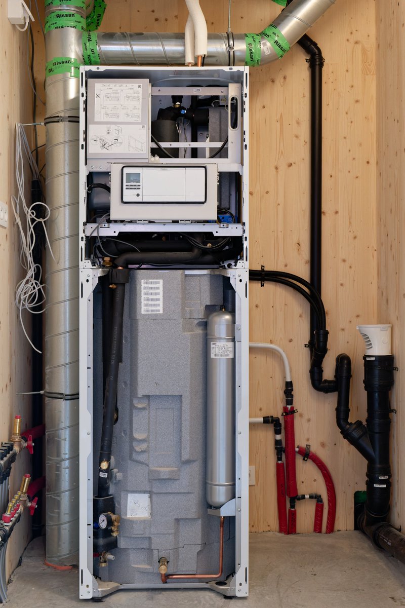 erwin_frambouw's tweet photo. Omdat een sanitair expansievat in theorie (!) optioneel is in een warmtepomp-installatie, moet je dat doorgaans buiten de behuizing een plaatsje geven. Big shoutout to #Vaillant dus om in de #Unitower ruimte voor een langwerpig exemplaar te voorzien. #kleinegeneugtendeslevens https://t.co/RH75AJzjJi