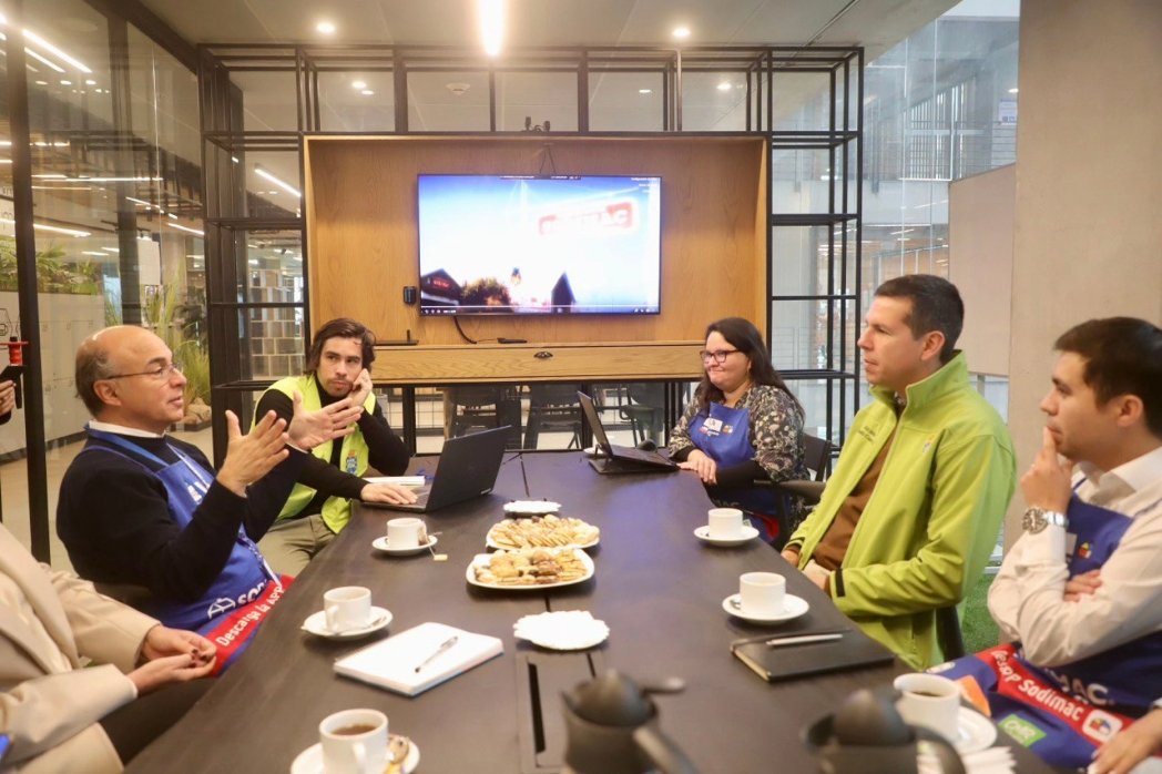 Hoy nos reunimos con
Eduardo Mizón, gerente general de Sodimac 🏚️,  empresa que en los últimos años se ha consolidado como un importante socio estratégico para el desarrollo de la comuna. 
1/3 👇