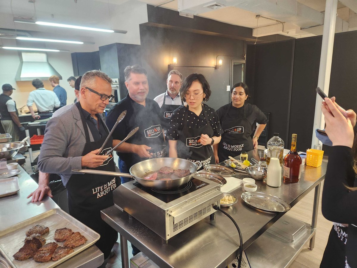 beyondtechs's tweet image. Fête d&apos;été 2023 aux États-Unis! Merci à Selfup d&apos;avoir reçu notre équipe à New York. Une session de cuisine pour partager des astuces et des fous rires, tout en savourant un délicieux repas en bonne compagnie! Au menu : salade niçoise, filet au poivre et crème brûlée. 🍴