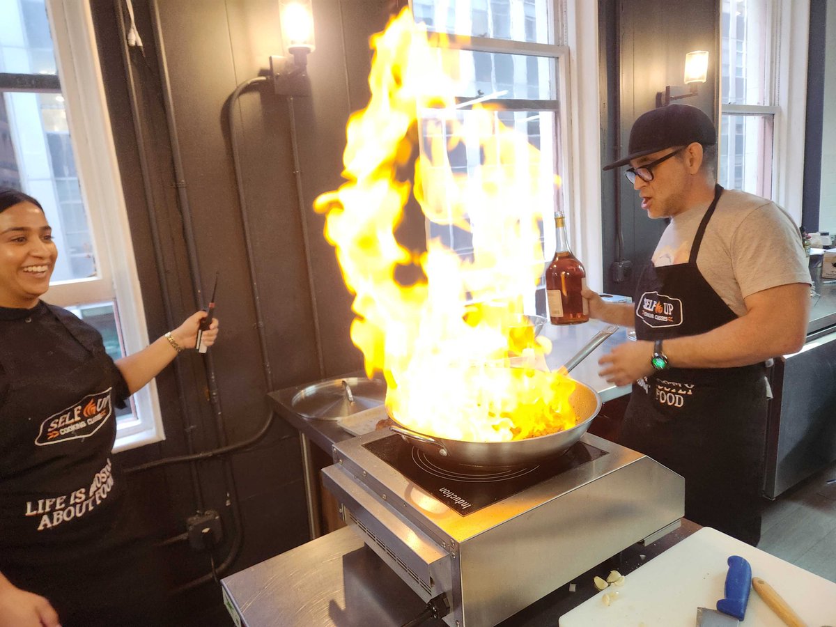 beyondtechs's tweet image. Fête d&apos;été 2023 aux États-Unis! Merci à Selfup d&apos;avoir reçu notre équipe à New York. Une session de cuisine pour partager des astuces et des fous rires, tout en savourant un délicieux repas en bonne compagnie! Au menu : salade niçoise, filet au poivre et crème brûlée. 🍴