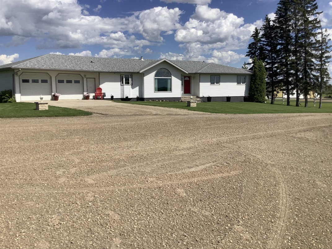 *CORRALS, GRAIN STORAGE *BEEF FARM FOR SALE!
farmmarketer.com/listing/fm/117…

Farm Type: Beef/cattle
Acreage (Total): 1760 
Province: Manitoba
Agent: Craig Frondall

#Findyourdreamproperty #farmmarketer #cdnbeef #cattlefarming #cattle #proudlycanadian #canadianbeef #agproud