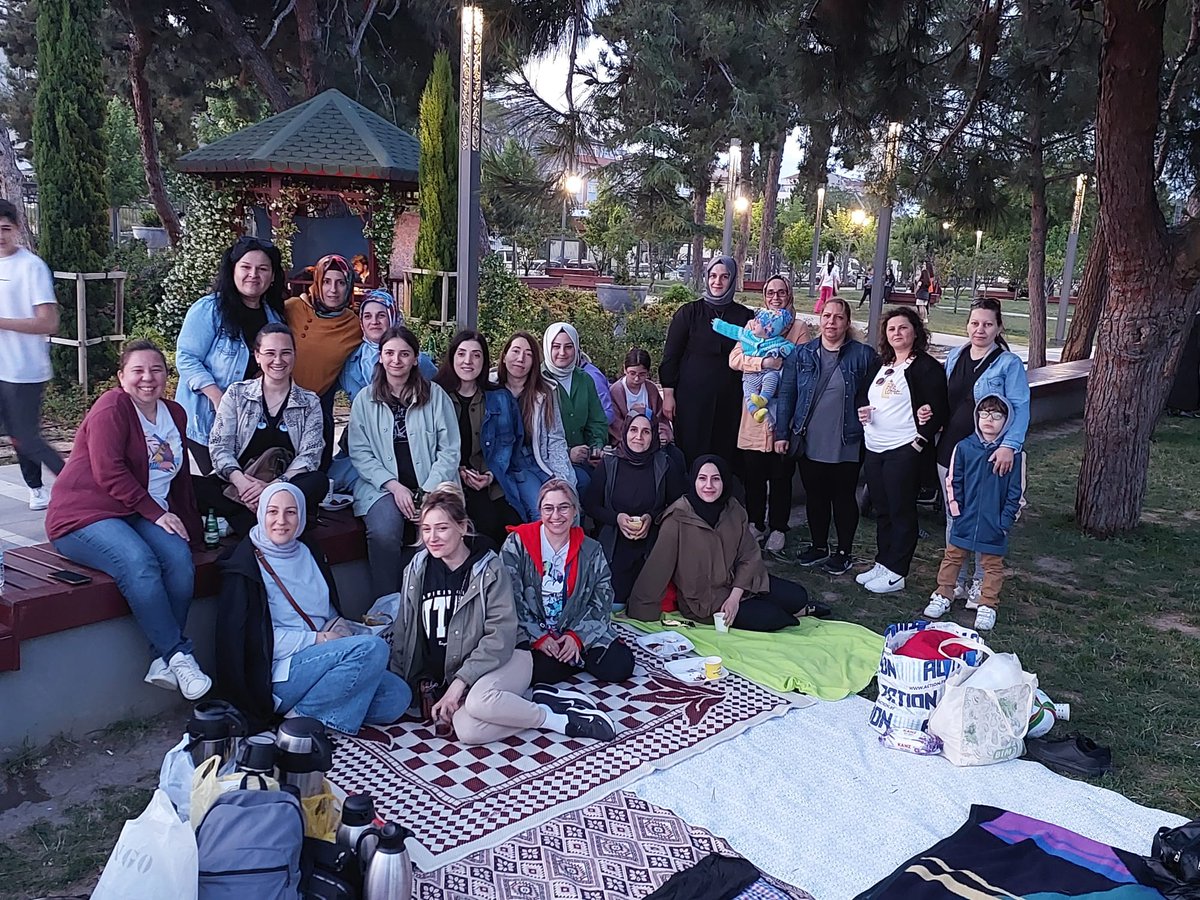🌸Fatma Süsligil İlkokulu 2-F,
🌸Saniye Sezgin Elmas İlkokulu 3-D,
🌸Şemseddin Sami Ortaokulu 7-M  sınıflarının pikniğine katılım sağladım.
Çocuklarımız doyasıya eğlenirken bizde Anneleri ile sohbet ettik. Bu güzel organizasyonda emeği geçen herkese teşekkür ediyorum.