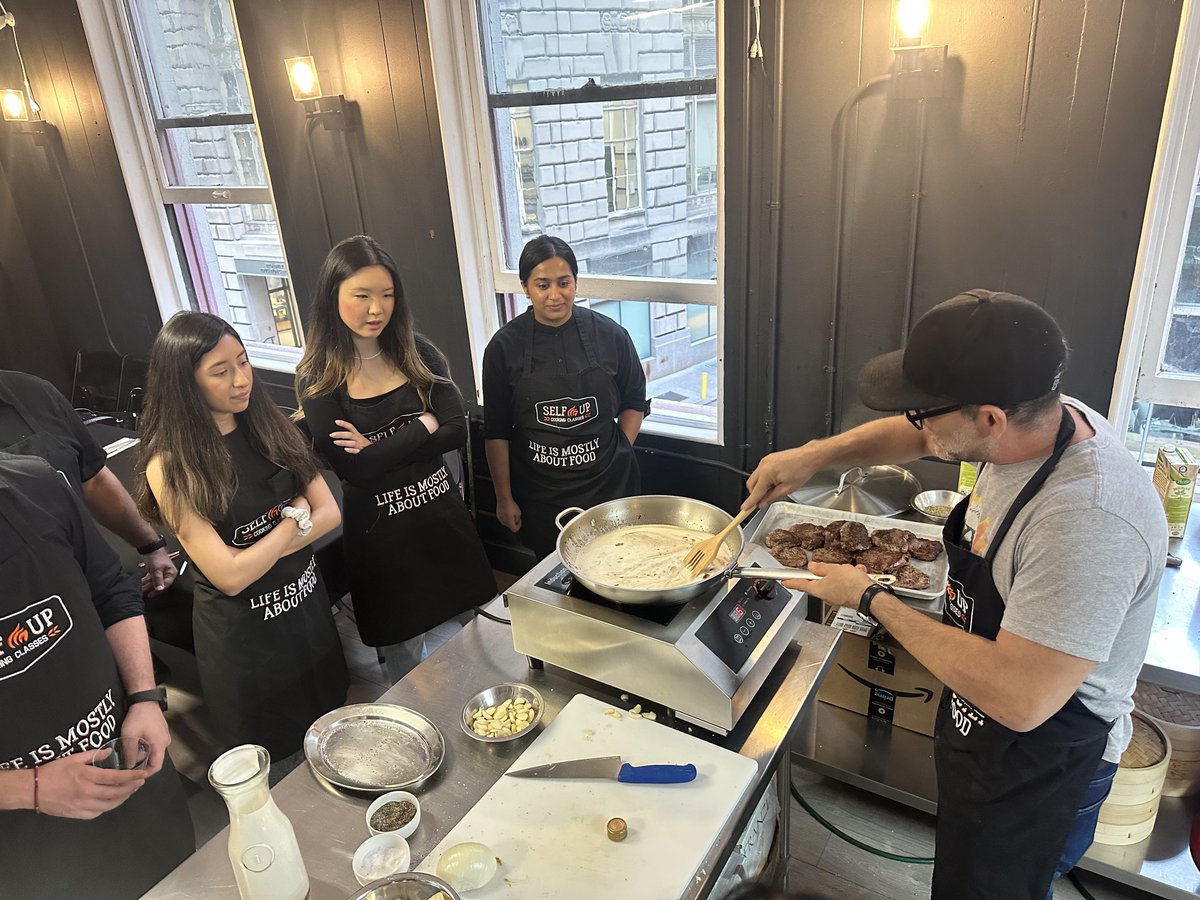 beyondtechs's tweet image. Fête d&apos;été 2023 aux États-Unis! Merci à Selfup d&apos;avoir reçu notre équipe à New York. Une session de cuisine pour partager des astuces et des fous rires, tout en savourant un délicieux repas en bonne compagnie! Au menu : salade niçoise, filet au poivre et crème brûlée. 🍴