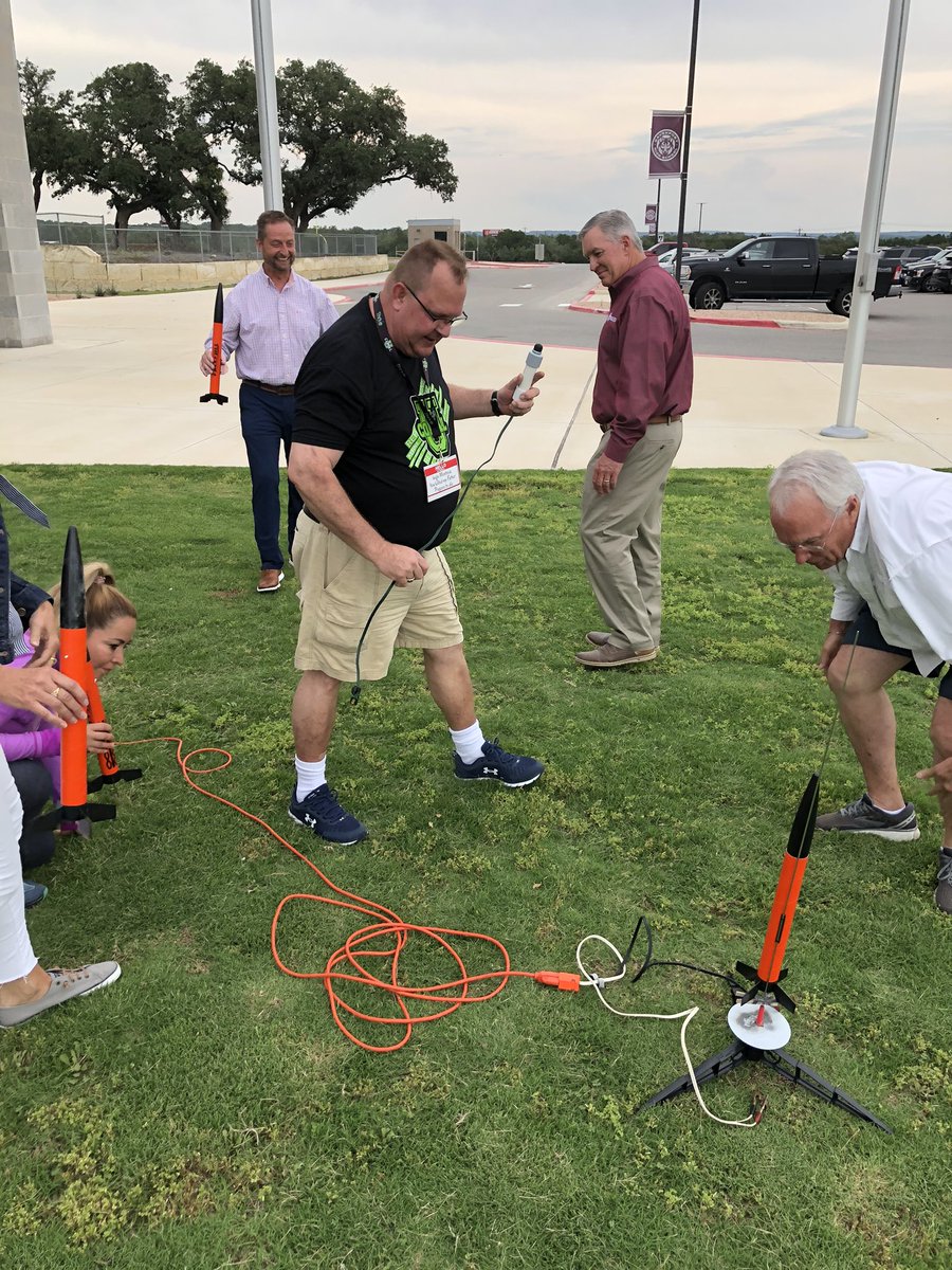 hallmarkar's tweet photo. Another successful launch day! 🚀 @DavissonAmber @DrChapmanCISD #ComalU23 https://t.co/EJxMdTOv61