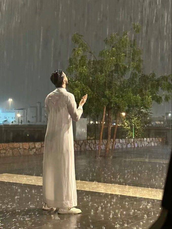 " فَلَك الفُؤَادُ مُطَرَّزًا بِمَحَبَّةٍ
وَلَكَ الدُّعَاءُ، بِسَجْدَتِي وَصَلَاتِي ”