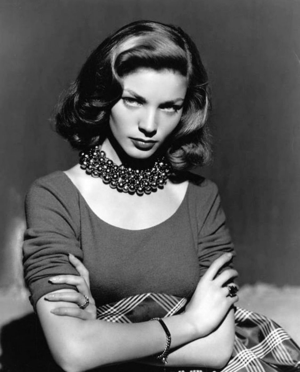 #LaurenBacall, la mirada más felina e hipnótica de la historia del #Cine en 1945, con apenas 20 años sorprendió a propios y extraños casándose con #HumphreyBogart, de 45 años. La Mirada estuvo a su lado hasta 1945, cuando Boggie falleció a causa de un cáncer de esófago.