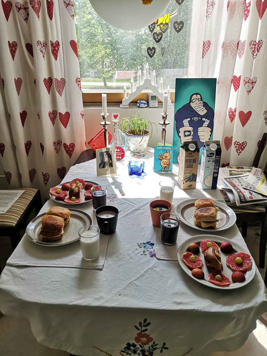JuhaTenhonen's tweet photo. #äijäbrunssi #tuunattu #hotdog #hk #kabanossi #salamicheddar #kultamuna #paistetutkananmunat #pekanleipä #voimehmopalat kaikki #punalappusii #valio #maito #hetelmii #perheleipurisalonen #mansikkaraparperipitko #punalappusii #pitäjämäenmehutehdas #suomalainen #luomumustikkamehu https://t.co/rJ70Ptoilb