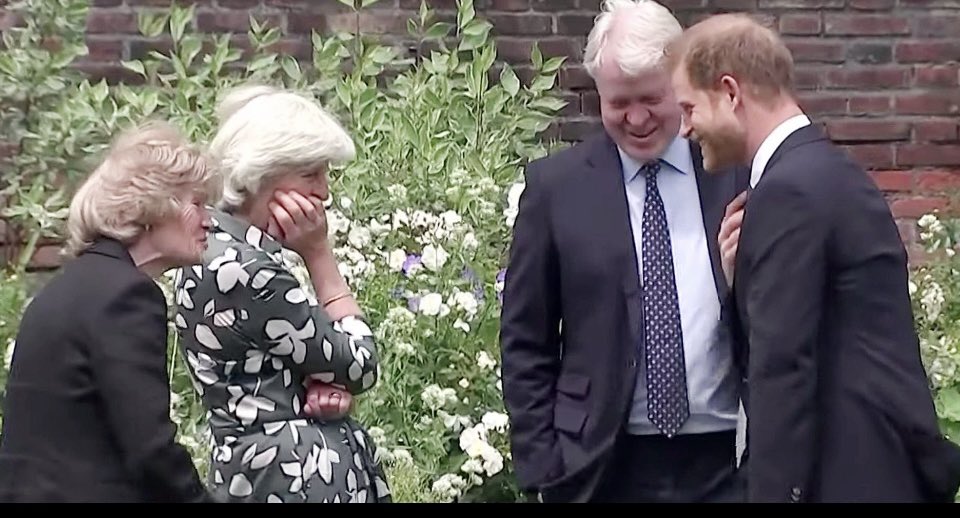 Gigi 만두곰 on Twitter "RT AmbikQueen Great to see Prince Harry’s uncle Charles Spencer standing