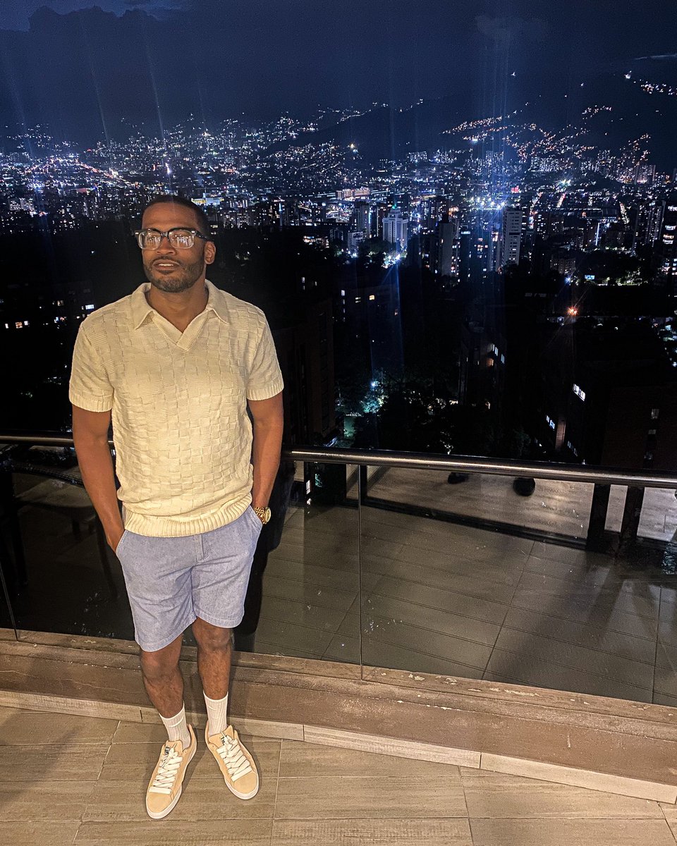 g_fleezy's tweet photo. Medellin 🇨🇴 Nights 😎 https://t.co/lUy8yVlLCu