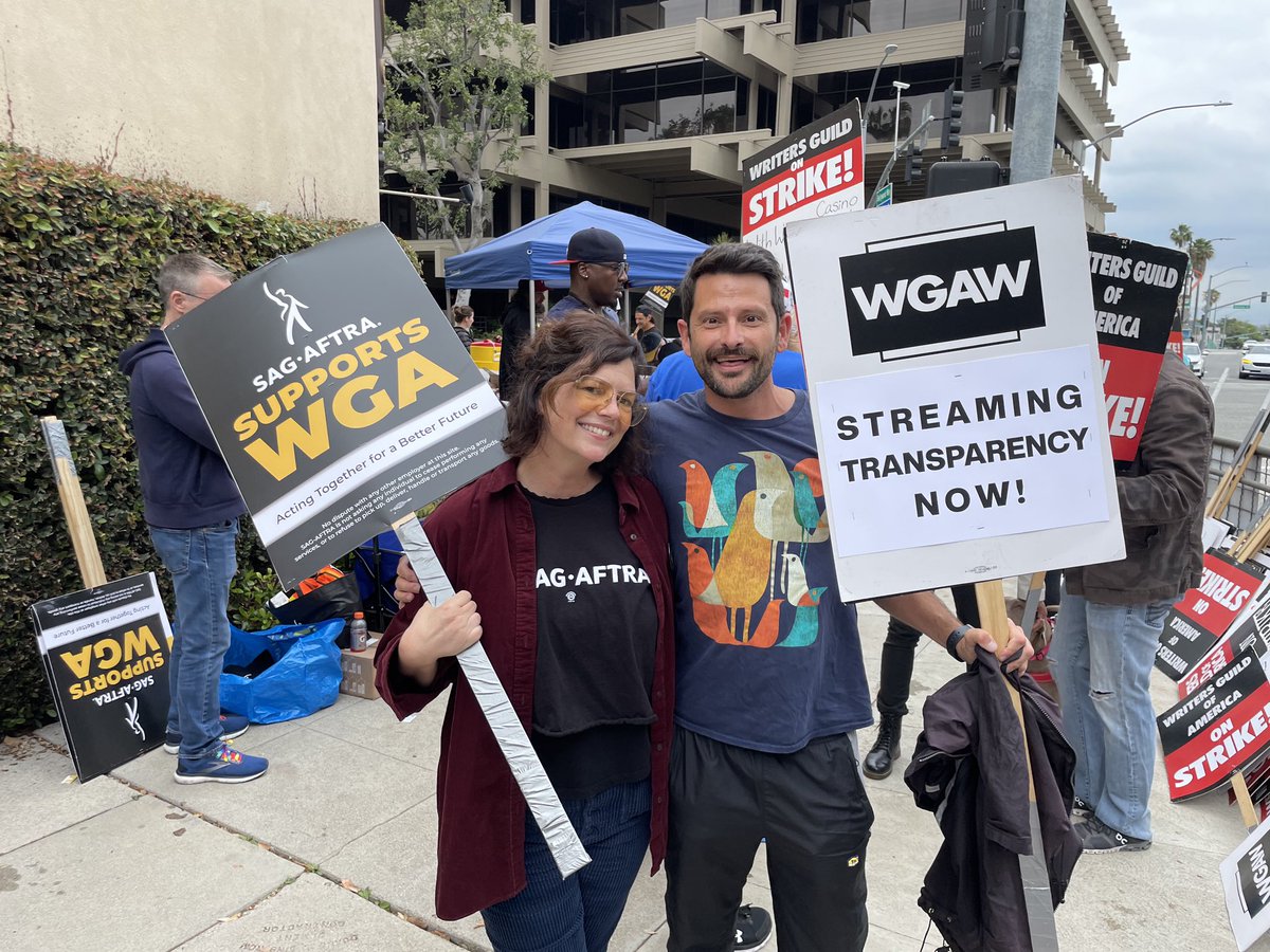 ‘Succession’s Justin Kirk graciously took this photo of two theatre kids at a picket line. 
@janiehaddad 
#wgastrong #sagaftrastrong