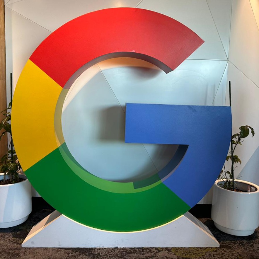 InvestChile's tweet photo. 𝗔𝗚𝗘𝗡𝗗𝗔 🤝| ¡Excelentes noticias! Nuestra directora, Karla Flores, participó en el lanzamiento de 3.500 becas gratuitas de @GoogleChile para apoyar la formación en tecnología y empleabilidad de jóvenes y mujeres en #Chile 👨🏻‍💻👩🏻‍💻Un iniciativa público-privada de @tdparachile 💪 https://t.co/K7uiyGcMAM