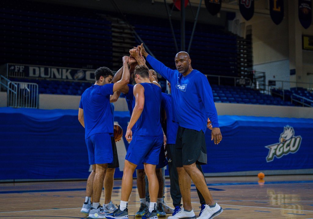 It feels like summer 

#DunkCity | #Attitude | #FGCU 🦅🌴🤙