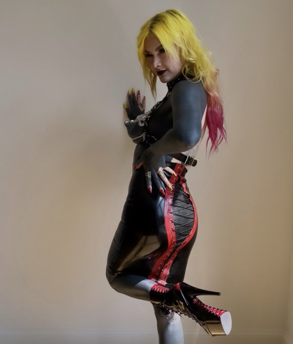 Getting paid to look this good 💁🏼&zwj;♀️ https://t.co/kJfQViU4Q9