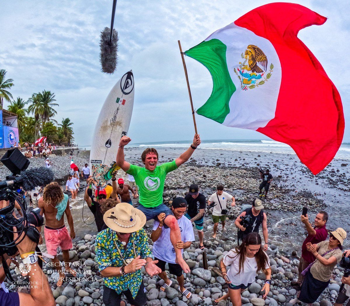 todomenosfut's tweet photo. SURFISTA MEXICANO CAMPEÓN DEL MUNDO

Alan Cleland es campeón mundial del torneo de surf ISA World Surfing Games en El Salvador, con lo que además consiguió su pase a los Juegos Panamericanos 2023 en Chile.

https://t.co/yuWkpegO0R https://t.co/KN6Qds3NXa