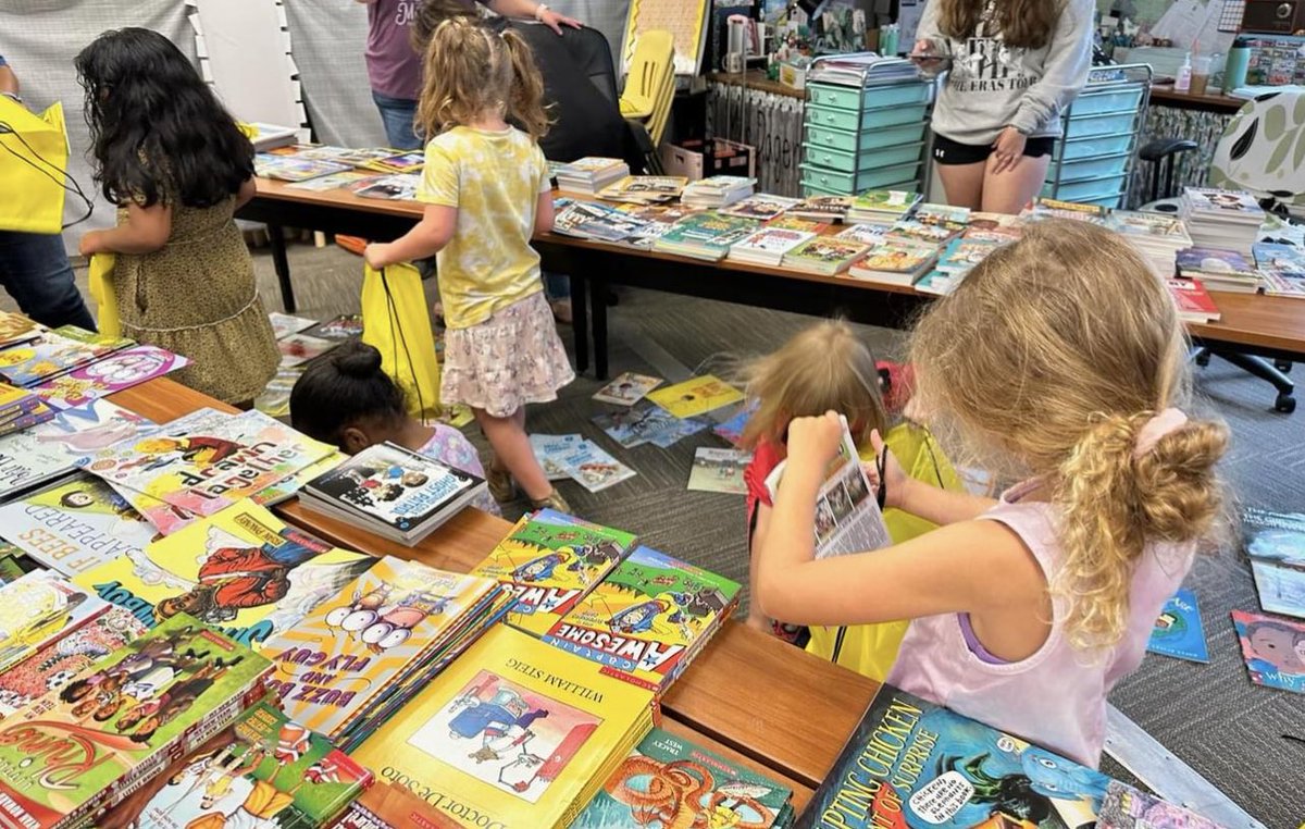 MrKoogle's tweet photo. Closing out the school year by having each #Linc student select books to add to their personal collection! Continue to grow over the summer, Lincolnshire Owls! #WCPSProud https://t.co/3KNPgJXIRG