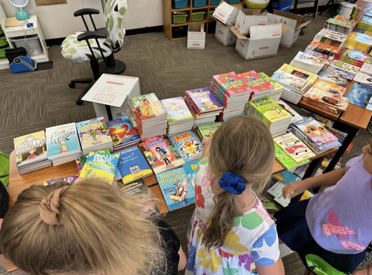 MrKoogle's tweet photo. Closing out the school year by having each #Linc student select books to add to their personal collection! Continue to grow over the summer, Lincolnshire Owls! #WCPSProud https://t.co/3KNPgJXIRG
