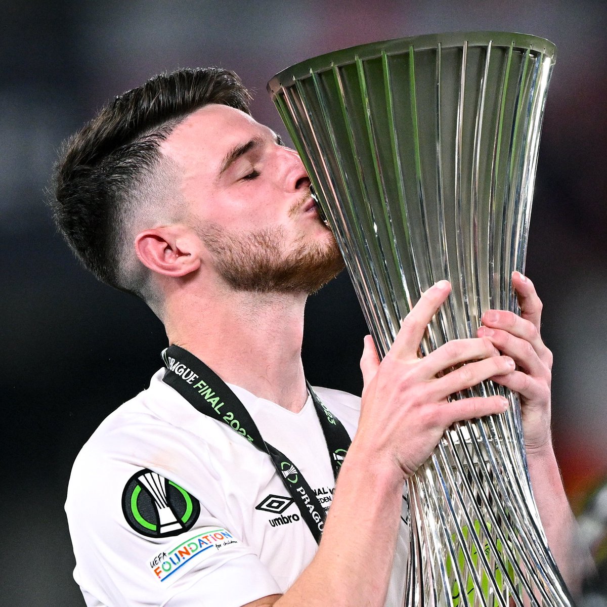 Conf_League's tweet photo. 😘🏆

#UECLfinal https://t.co/HBJCwN2EkY