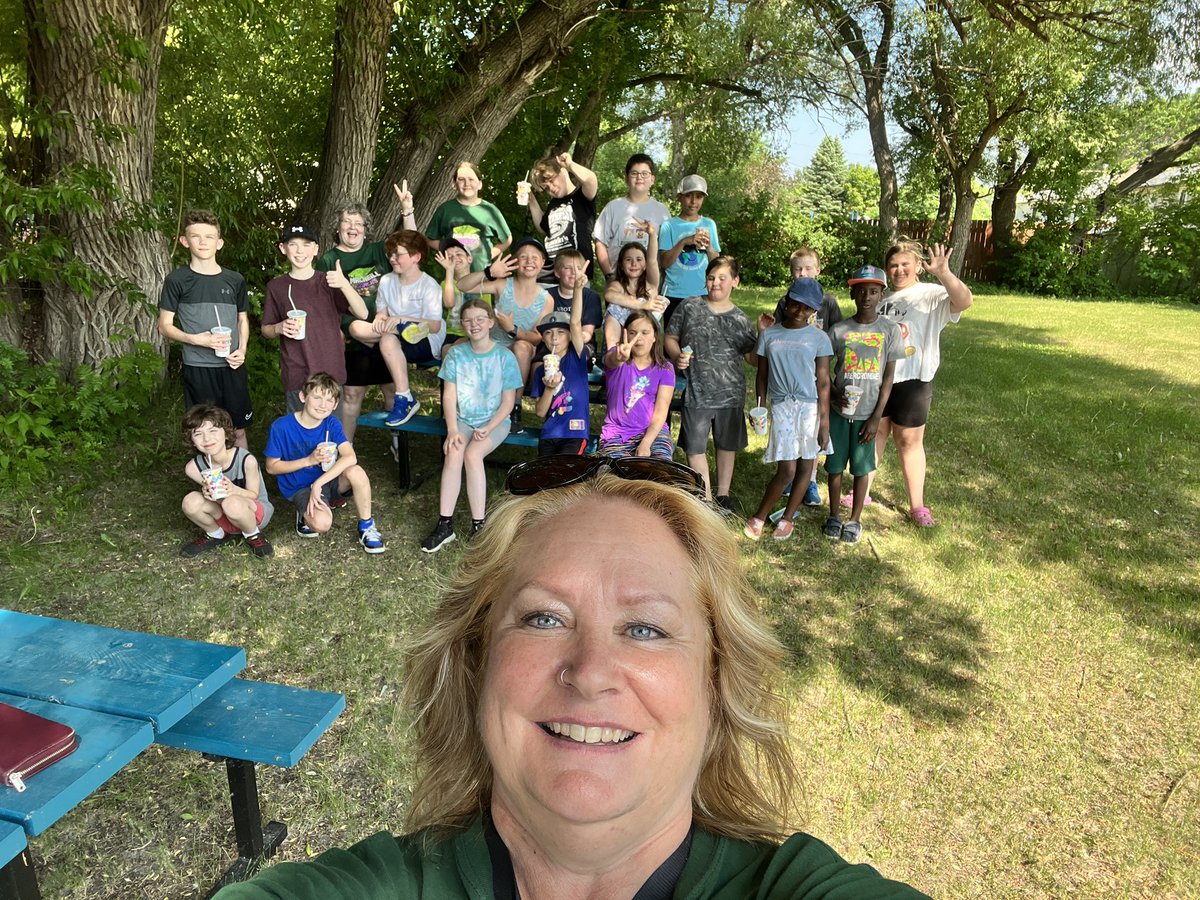 It’s Wednesday and it’s a mixed bag of emotions - our last #esports session @EcoleMacneill GAMERS!  It’s rather toasty here so we went out to grab an ice cream or slushie to celebrate another fabulous year! #mvsd_mb @MSEA_gg #playmatters #teamworkmakesthedreamwork