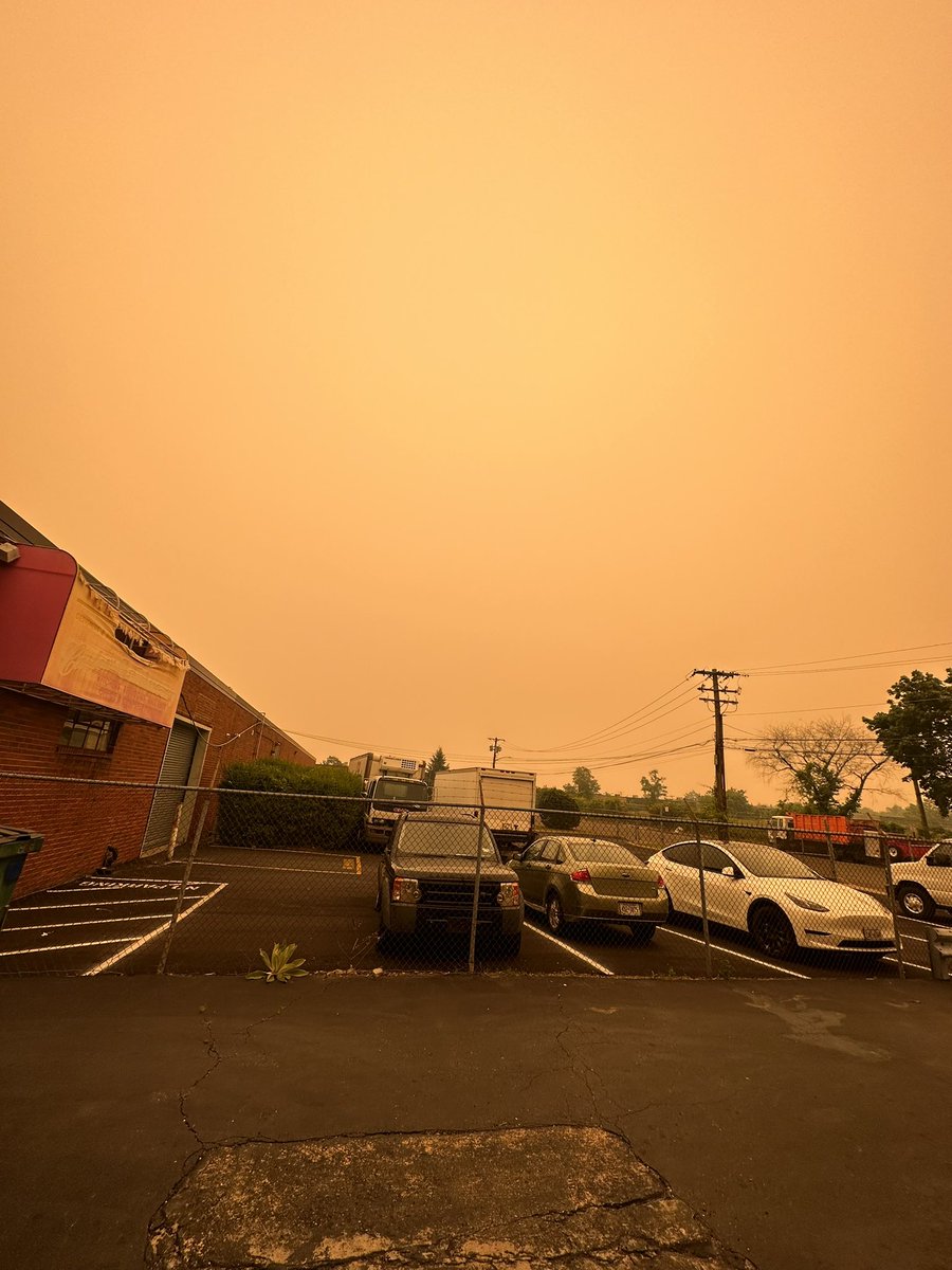 nickyducky's tweet image. So this was cool on Long Island today… 

#Apocolypse #CanadianWildfires #smoke #Hicksville