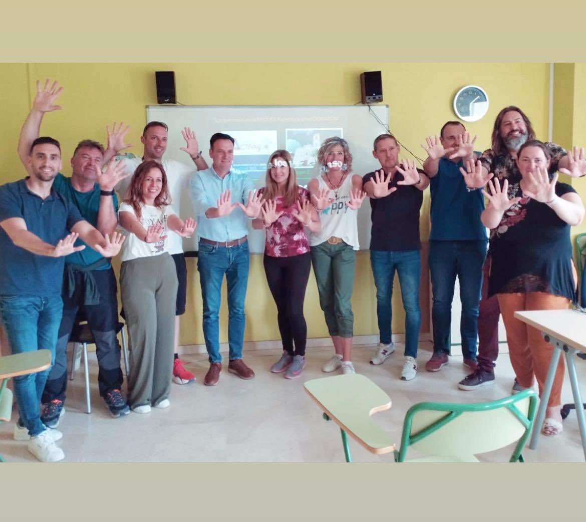 EscuelasActivas's tweet photo. 🔵Hoy hemos puesto la “1ª piedra”de la que será la 1ª #Rutadelos10000pasos de @EscuelasActivas en #SanJavier Reunión técnica con representantes de todos los coles e IES y personal del @PDMSanJavier con su concejal Sergio a la cabeza, para dar forma a la futura ruta. #aporlos10000 https://t.co/0ruOeu55dS
