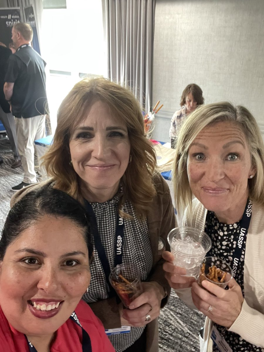 btalonia's tweet photo. One of my favorite things about @UASSP is being with friends new and old! @megmenlove @shillyb28 @JustinFreeves @BethHouf @casas_jimmy https://t.co/KiNH4YWp84