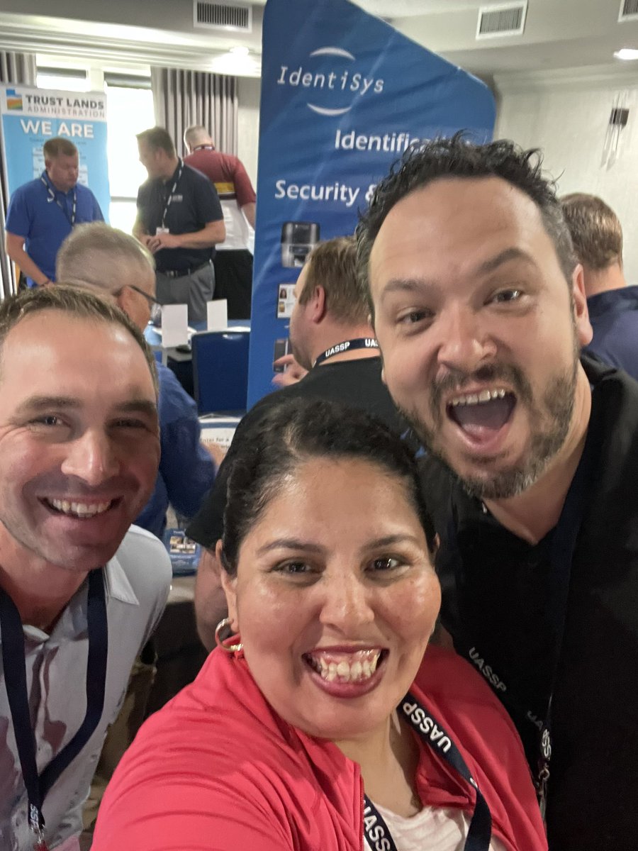 btalonia's tweet photo. One of my favorite things about @UASSP is being with friends new and old! @megmenlove @shillyb28 @JustinFreeves @BethHouf @casas_jimmy https://t.co/KiNH4YWp84