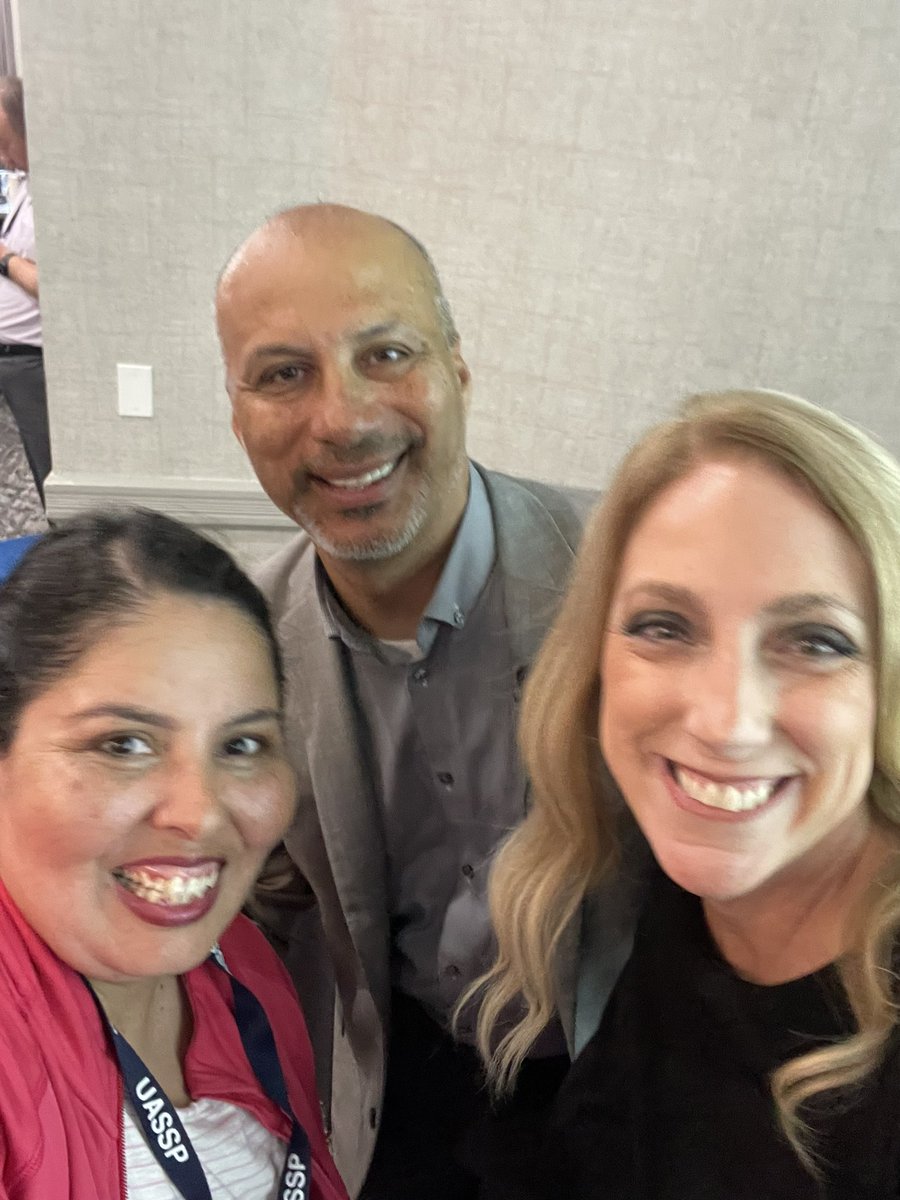 btalonia's tweet photo. One of my favorite things about @UASSP is being with friends new and old! @megmenlove @shillyb28 @JustinFreeves @BethHouf @casas_jimmy https://t.co/KiNH4YWp84