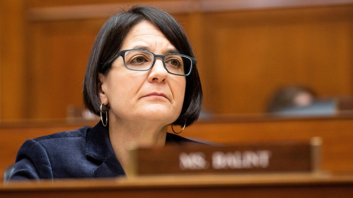 Congresswoman Puts Anti-Trans Activist on the Spot: 'Do You Really Believe That Garbage?' dlvr.it/SqKQ88