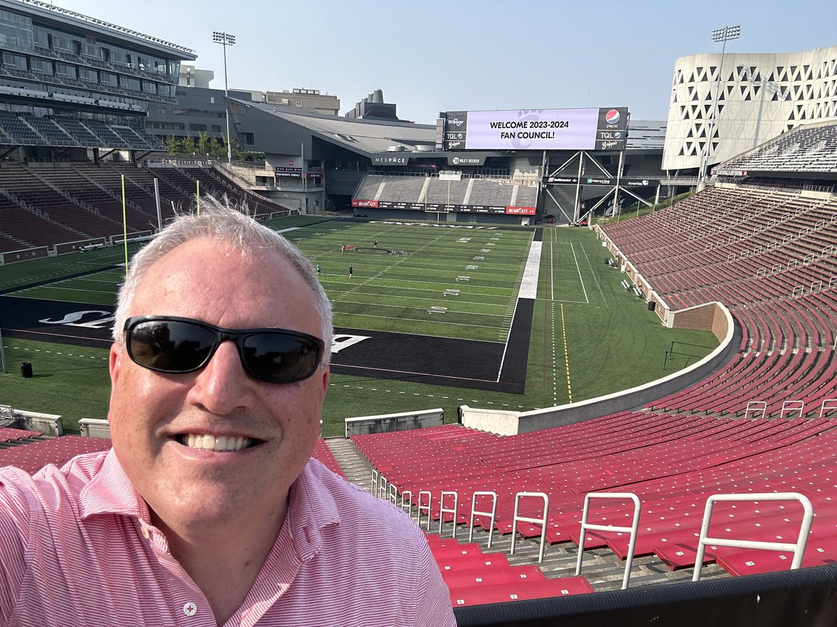 cincygreghoodin's tweet photo. Honey , I’m home ! @GoBEARCATS @uofcincy @uofcincyalumni @GoBearcatsUCATS #BearcatFamily #BearcatsUnited #BearcatForLife #Bearcats 🔴⚫️❤️🖤#summerincincy Hanging out at Nippert does #makesummerfunner https://t.co/SoE2FFqYJf