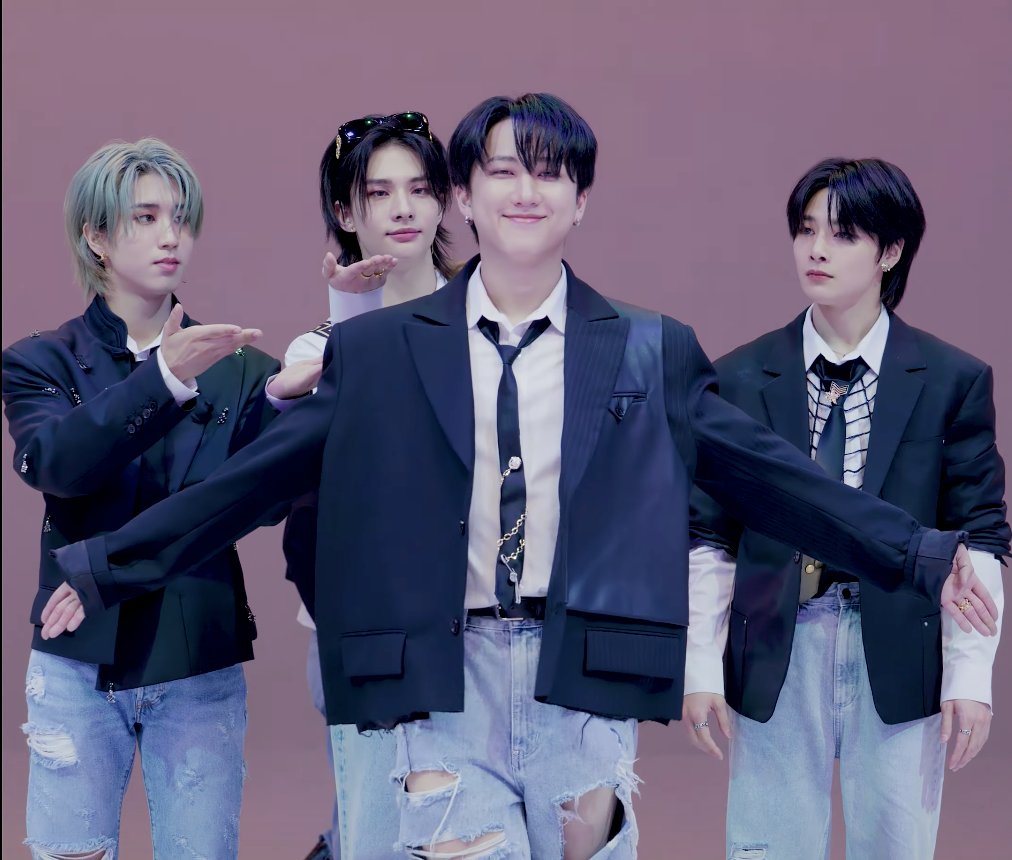 stray kids out of context (@outofskz) on Twitter photo 