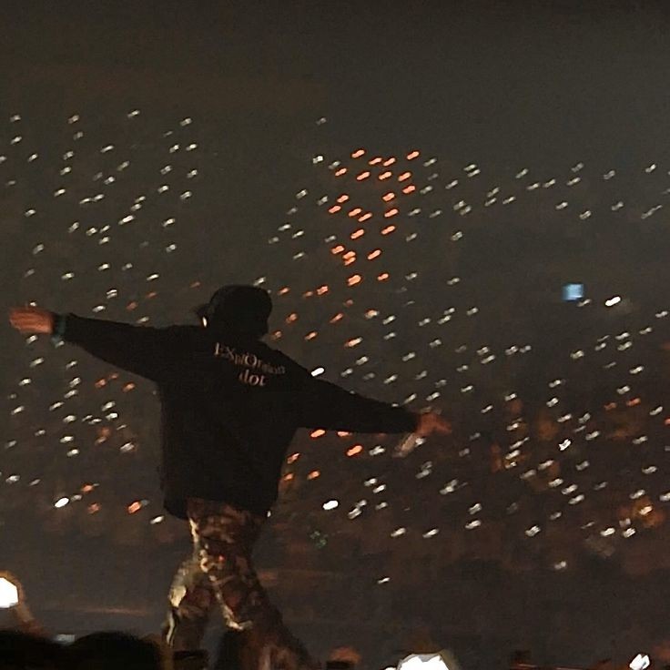 Jongin time~
جونگین، شنیدی که میگن آدما وقتی میرن، عزیزتر میشن؟! ولی الان می‌خوام بگم که نه...
تو اونقدر عزیز بودی که بعد رفتنت چیزی در احساساتم تغییر نکرده. تو وقتی بودی، برای من به نهایت عزیز بودن رسیدی، مثل همیشه خیلی دوستت دارم
<a href="/weareoneEXO/">EXO</a> #KAI