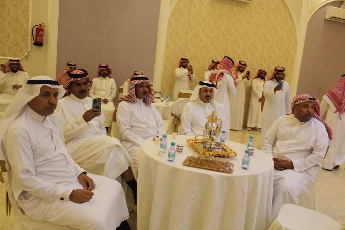 naemalshehri's tweet photo. شعور يجمع الفرح والفخر بهذا الحب والوفاء من الزملاء وهذا التكريم ونحن نودع العمل الحكومي ونبدا حياة جديدة واتجاه جديد نسال الله التوفيق فيها … الكلمات تعجز عن شكر اهل الوفاء لجميع من حضر  وشاركنا ولو بالدعاء ( لن اذكر اسماء حتى لا اقع في فخ نسيان عزيز وغالي )

#تبوك https://t.co/QVOwUCWtOo