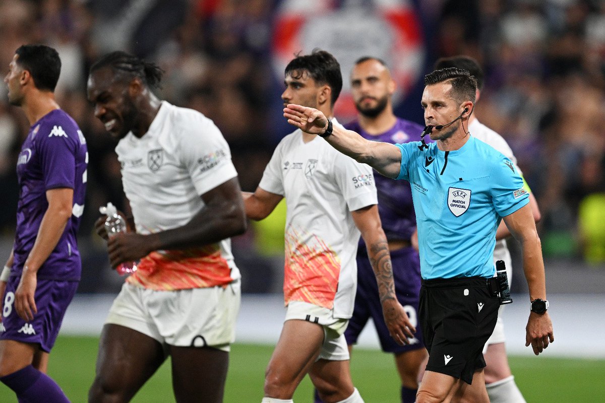 👏 ¡Otra final europea para el arbitraje español!

🌟 Noche muy especial para Carlos Del Cerro Grande en su último partido.

✅ Guadalupe Porras Ayuso sigue haciendo historia. Primera árbitra española en una final <a href="/uefa/">UEFA</a> masculina.

¡Enhorabuena a todo el equipo!