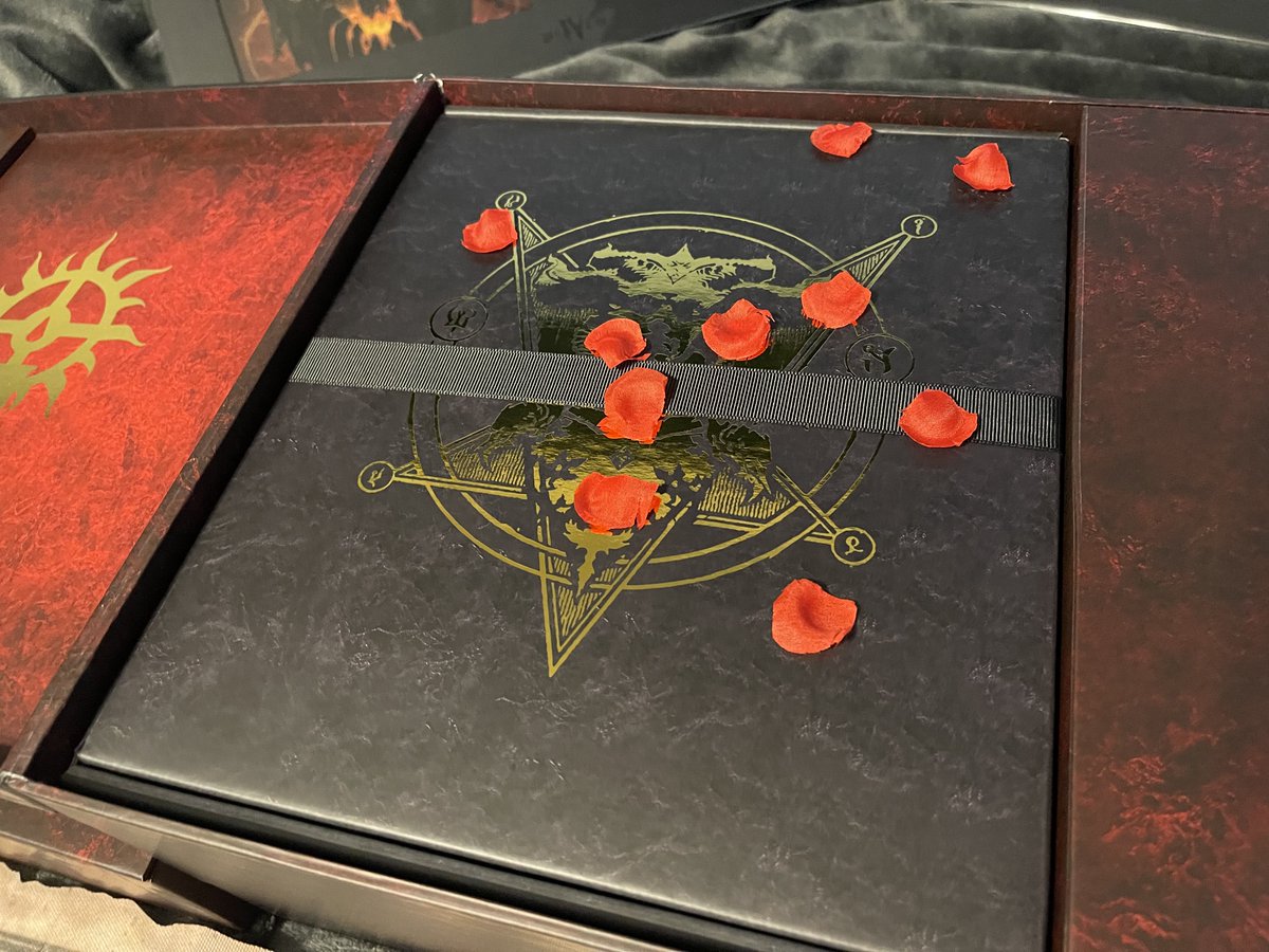 extraitseb's tweet photo. @Diablo not gonna lie this was the most enjoyable box opening of my life. made me very very happy, and I didn't know about the blood petals. I was smiling so hard when I saw them. https://t.co/C7Z1s06VKF