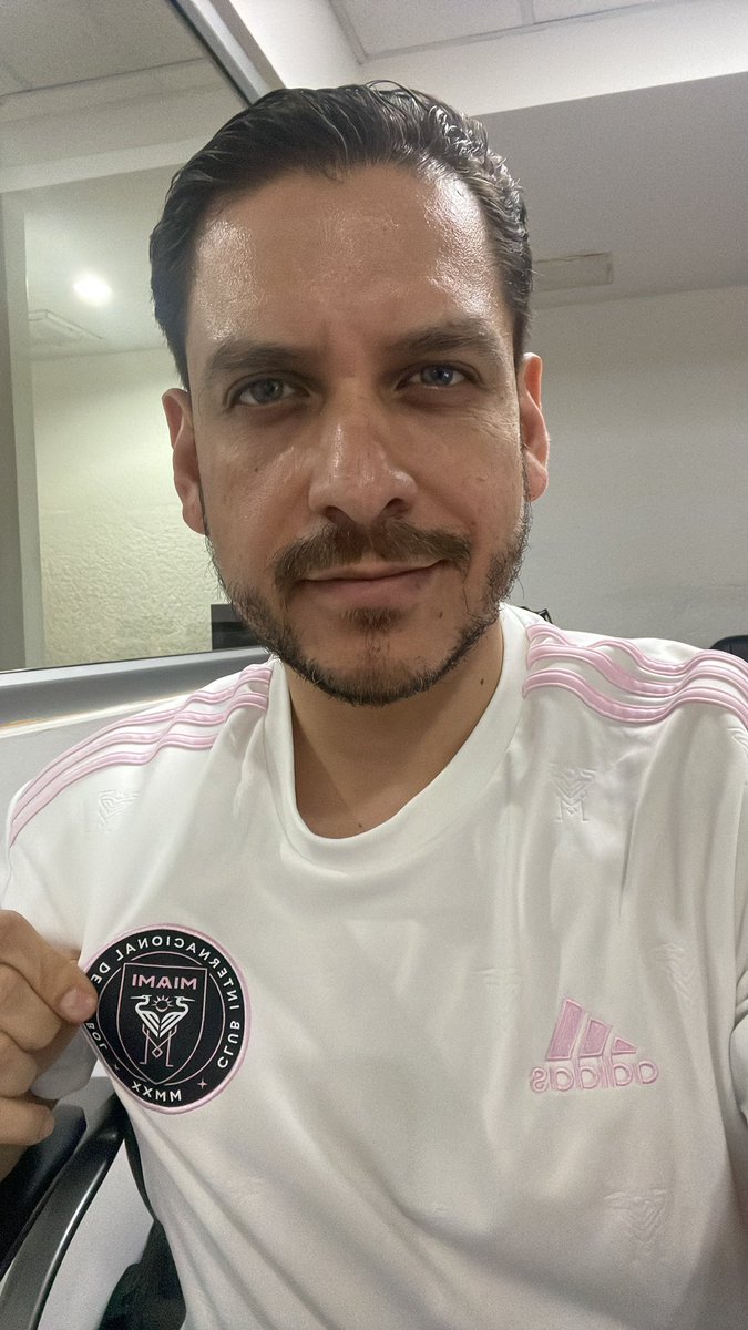 JimmyArturo's tweet photo. Messi, el mejor de la historia junto a Diego Maradona, decidió irse a la MLS… desde ya seguidor del Inter Miami. #goat #VivaMessi https://t.co/glTwCPXJiH