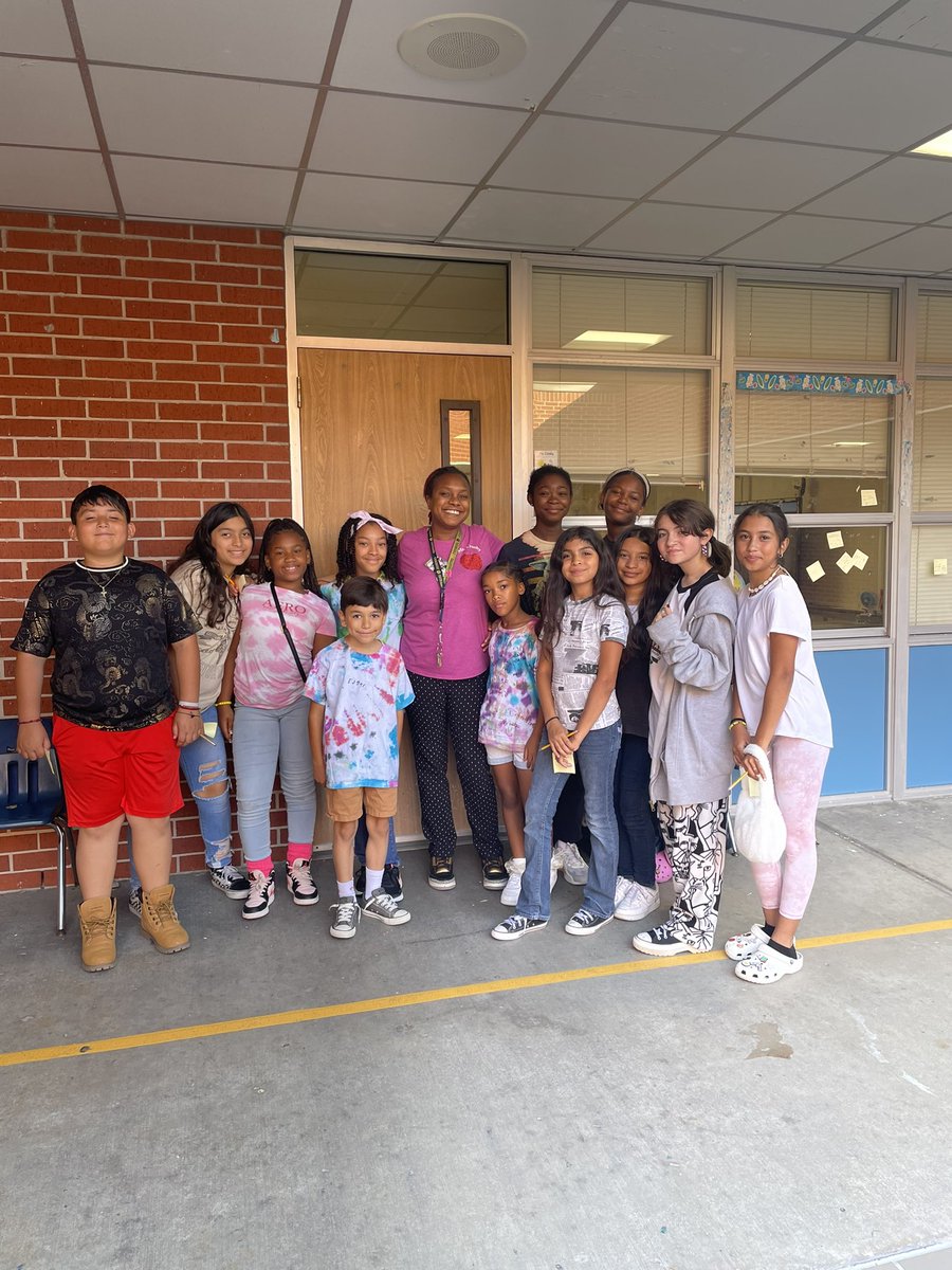 ReadSmoreBooks's tweet photo. Forgot to post this goodie! The last day of school, fifth graders who had been there the previous years… walked around saying Goodbye &amp; saying Thank you to previous teachers as they move on to middle school.💓🥲 #TeamCaraway @tljackson7 @MsReyes_TX @MsClark608 @ brooks @ Crosby https://t.co/unOsebLkVF