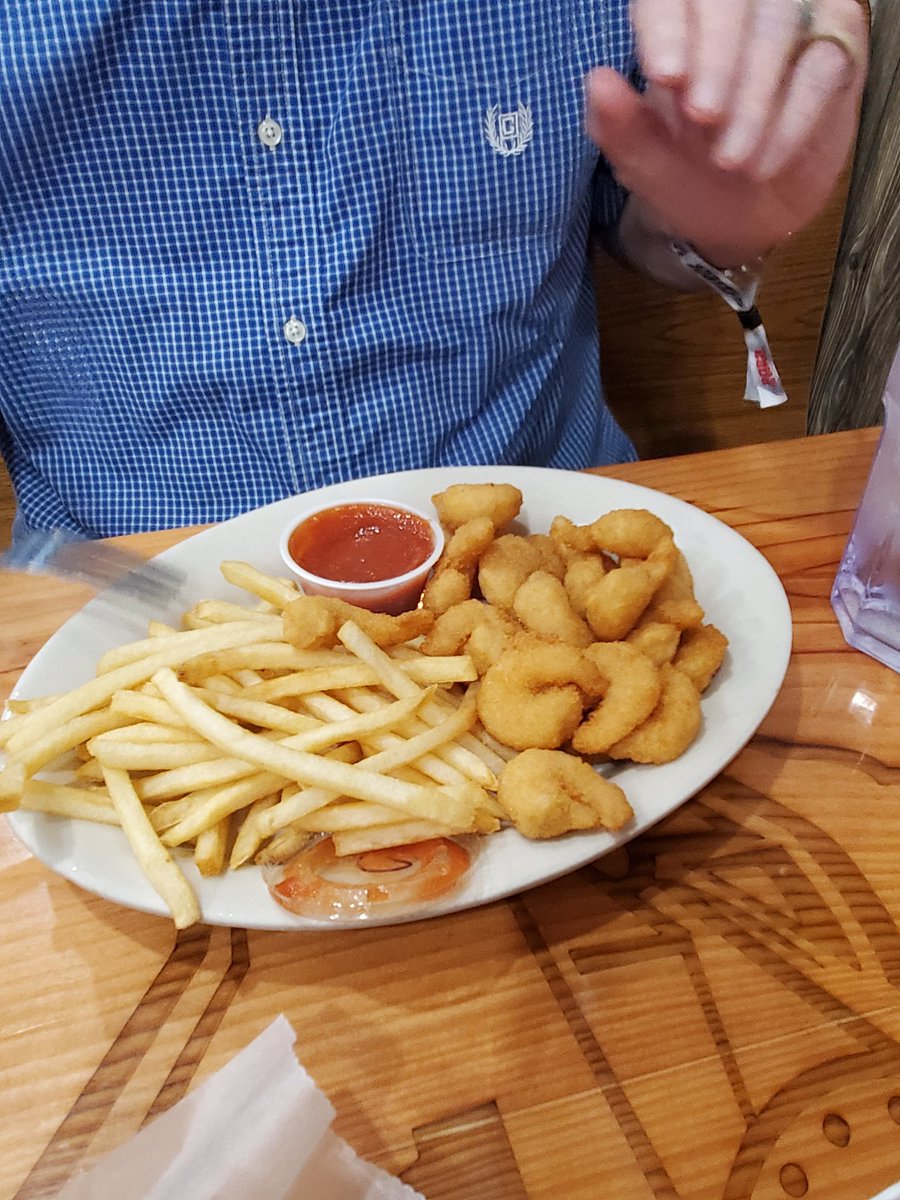 pe_davis1's tweet photo. Tonight's dinner stop. The Whistle Stop (@WhistleBarGrill) in Ansonia, OH. Big T Tenderloin for me and some HUGE popcorn shrimp for Pops. Good eats after a quick @EldoraSpeedway stop for our arm bands. #supportthosethatsupportracing #supportlocal #supportsmallbusiness https://t.co/PAcI8o4C9g