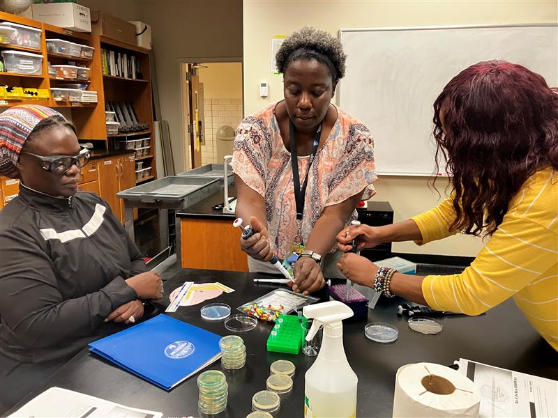 GSU_Perimeter's tweet photo. Professors Dr. Samantha Andrews and Dr. Gladys Bolding helped DeKalb middle and high school teachers prepare samples to understand gene editing techniques. 🤩 The three-day STEM workshop was a success for the second year in a row and focused on the effects of radon. 🔬 https://t.co/V0zcwF9wQg