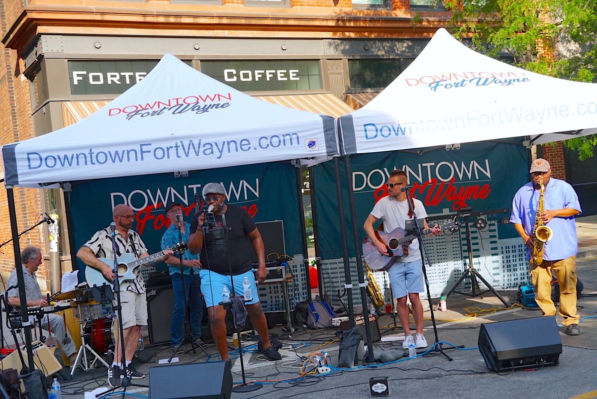 TriCoreLogic's tweet image. "Downtown Live!" kicked off at the TriCore Porch off Calhoun and it was such a fun night with so many of you! Don't miss this FREE event on Friday evenings throughout the summer! #DTFW DTFWlive.com