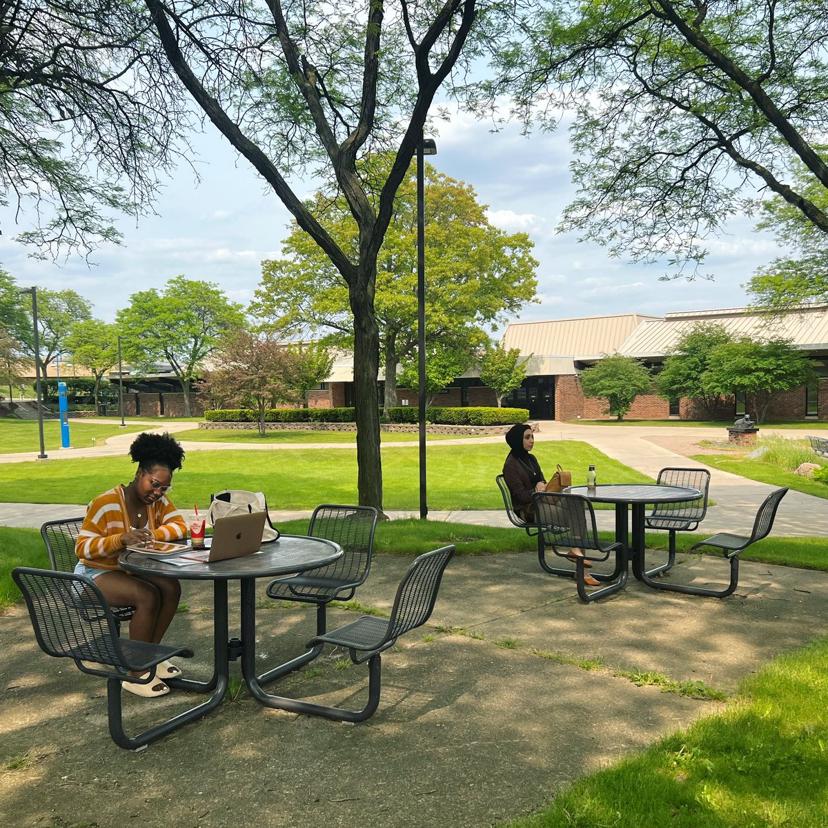 schoolcraftnow's tweet image. Taking full advantage of this picture-perfect weather for a refreshing study break outdoors. #StudyBreak #OutdoorStudying #NatureNurtures