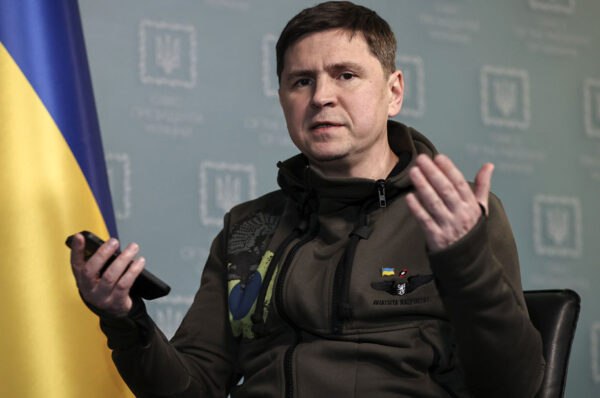 lecekack's tweet photo. Le conseiller du bureau de Zelensky, Podolyak, a commencé à aboyer contre Elon Musk.
Le propagandiste ukrainien à tête de pot n'a pas aimé le fait que le milliardaire soit venu à l'émission de l'ancien animateur de Fox News, Tucker Carlson, où l'Ukraine était accusée d'avoir fait https://t.co/jscvBfu0r7